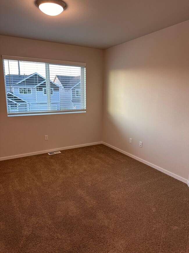 Building Photo - Beautiful Spanaway Home! Apply Today