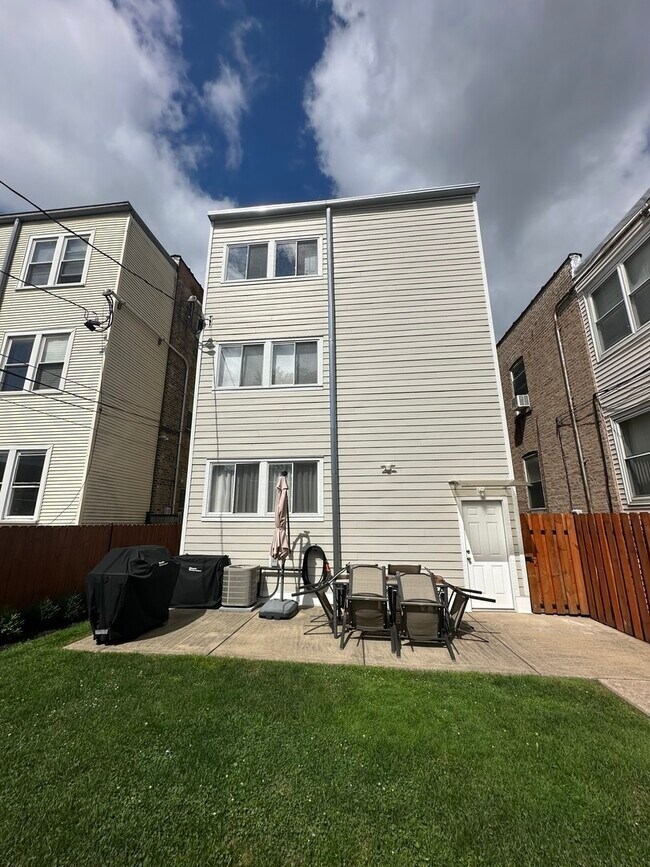 Building Photo - 5643 N Artesian Ave