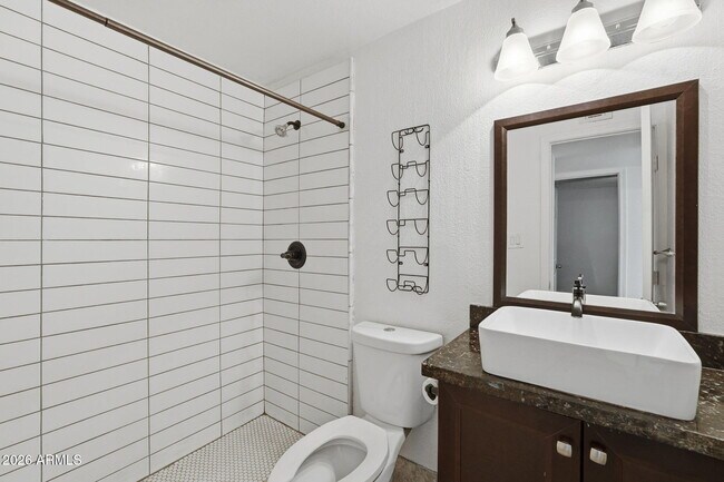 Building Photo - 1005 W 5th St