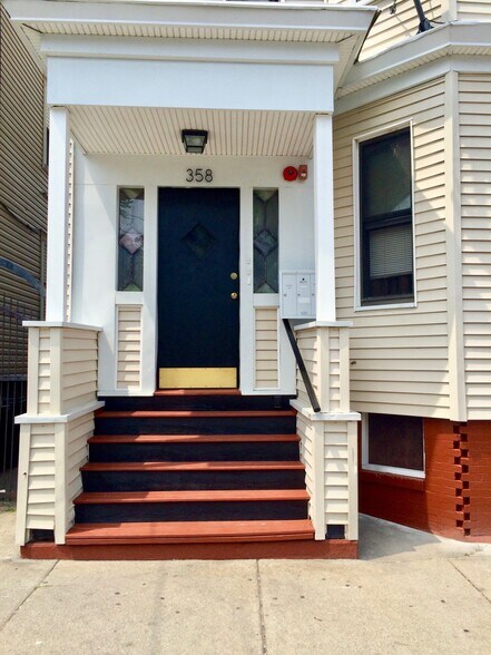 Building Photo - 358 Princeton St