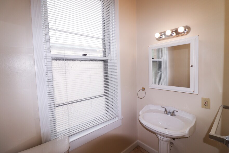 Building Photo - 2353 Ohio Ave