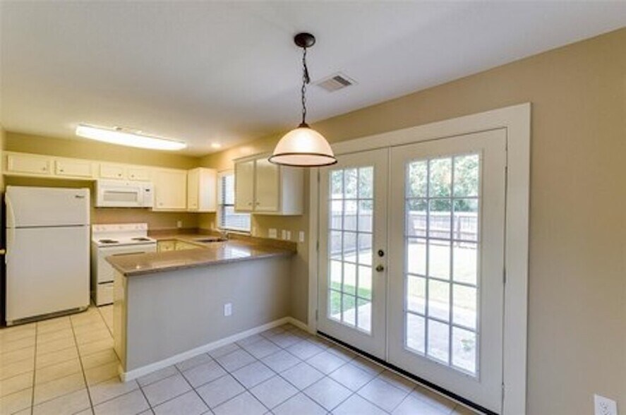 Kitchen - 521 E House St