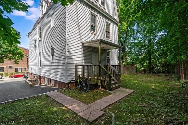Building Photo - 132 Roseland Ave