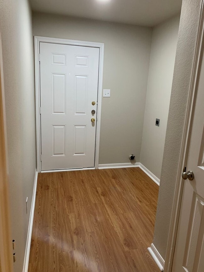 Building Photo - 3 bedroom 2 bath with Garage