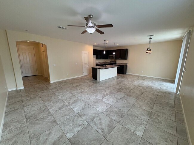 Building Photo - SE Visalia home Available Now!