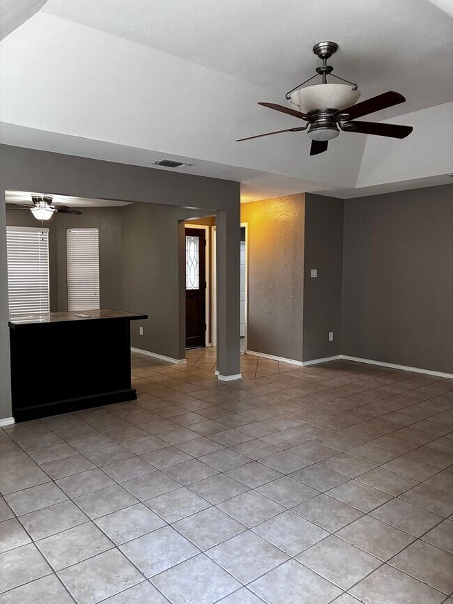 Building Photo - 2112 Pin Oak Rd