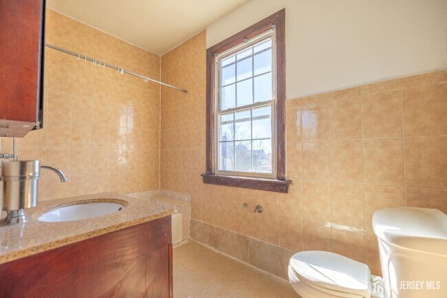 Building Photo - 60 Sampson St