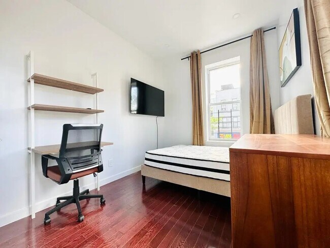 Building Photo - Furnished room/NOT APARTMENT