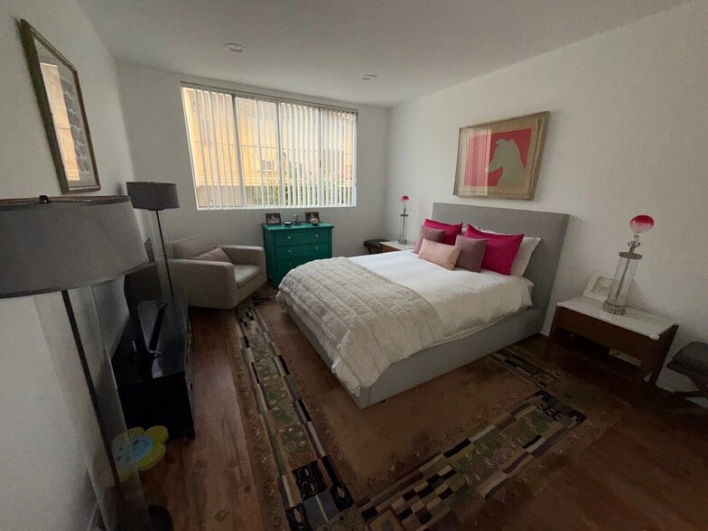 Building Photo - 1541 Hayworth Ave