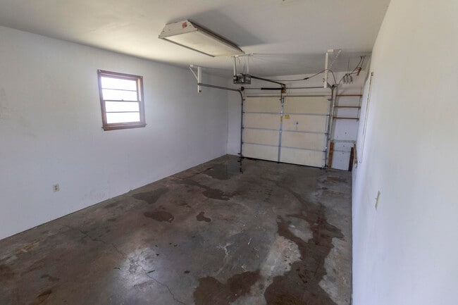 Building Photo - 1213 E Smiley Ln