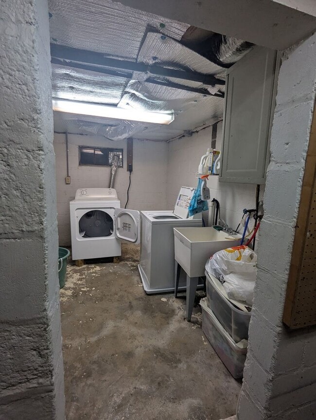 Building Photo - Avialable July 2026! 4 bedroom 2 bath hous...