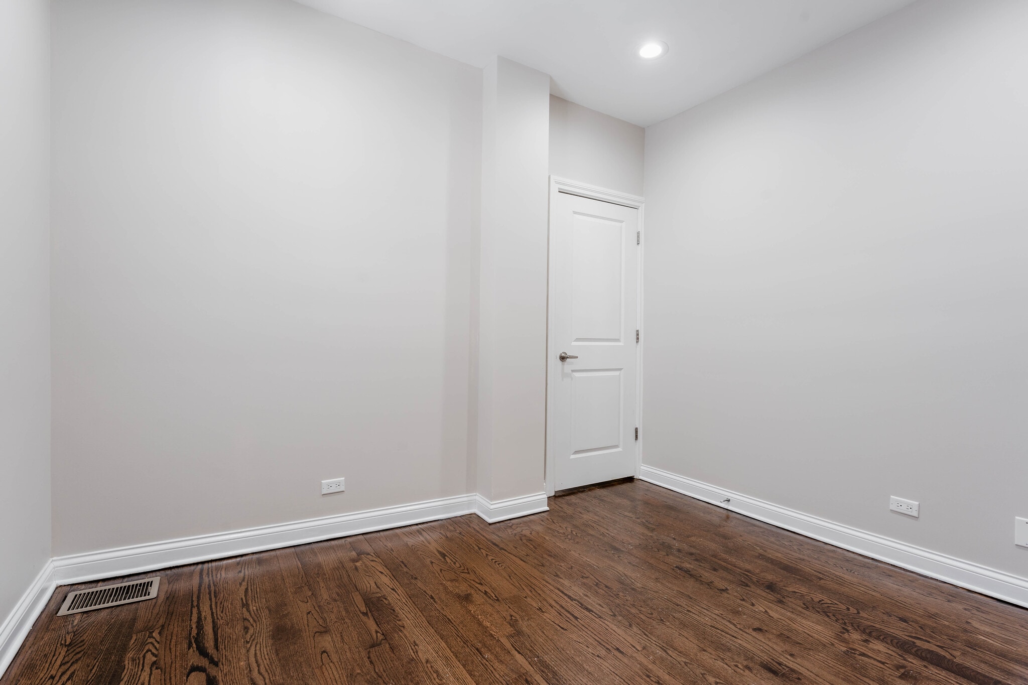 Building Photo - 1756 W Montrose Ave