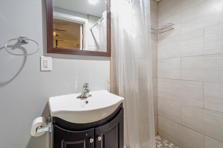 Private bathroom - 1252 W 37th Dr