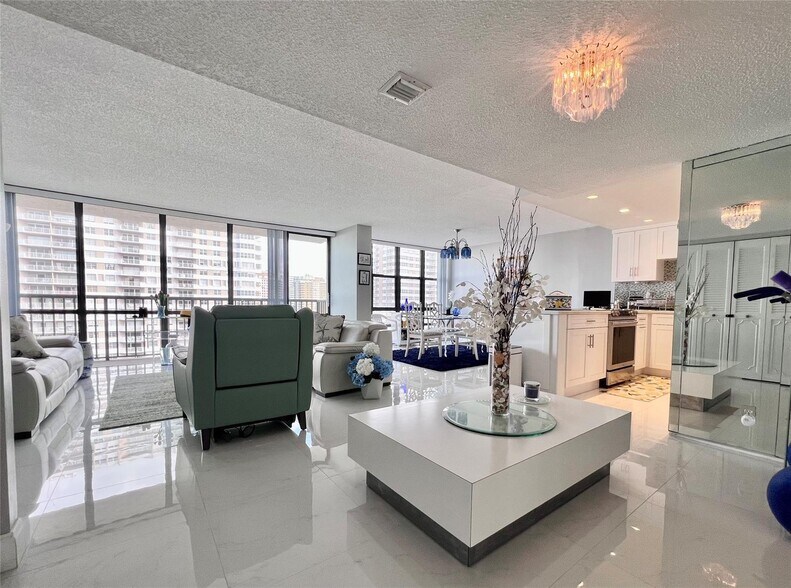 Building Photo - 2049 S Ocean Dr