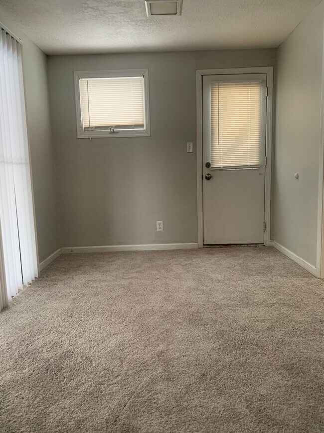 Building Photo - Your Next Home Awaits: 4BR/2BA in Desirable Prairie Village Location!