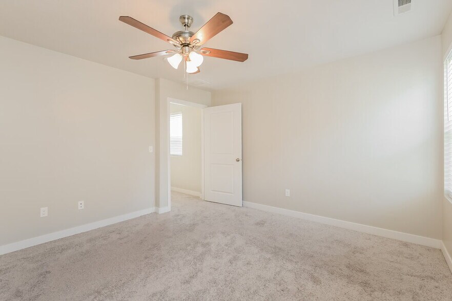Building Photo - 3036 S Red Pine Dr