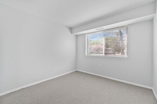 Building Photo - Fairwinds. Renovated and Updated. Spacious 2 bed 2 bath ground level condo in Annapolis!