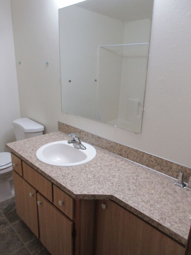 Building Photo - Quiet Two Bedroom Apartment in Keizer