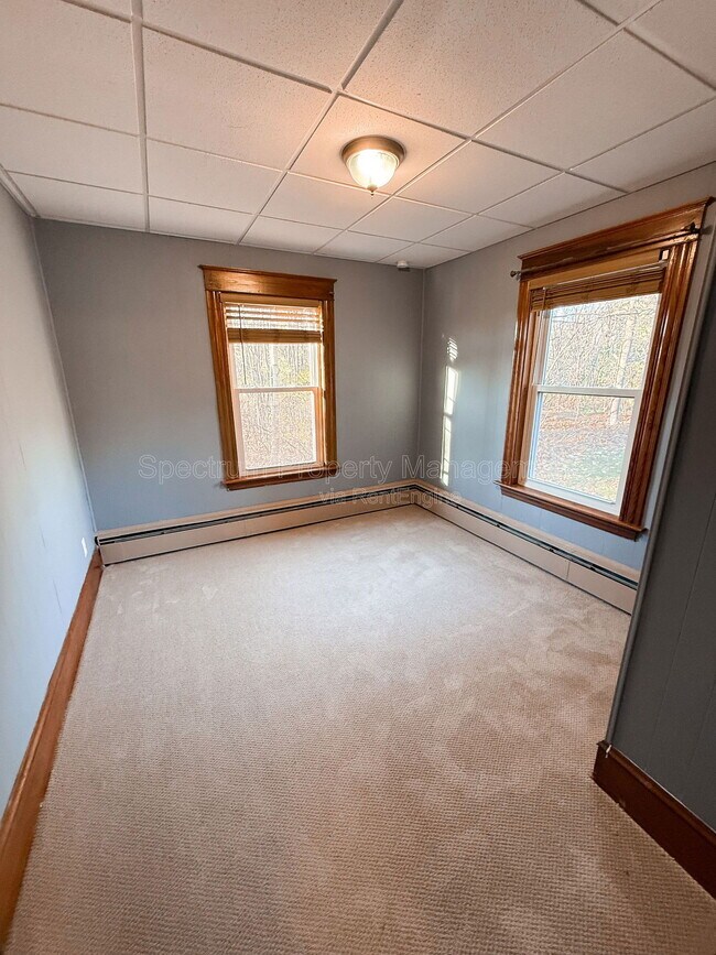 Building Photo - 584 Pleasant St