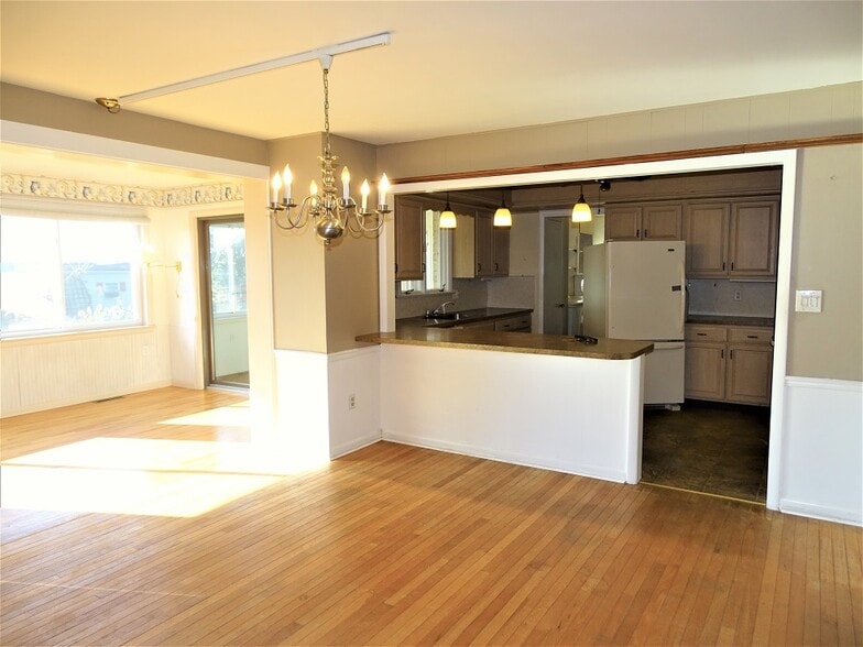 Building Photo - 1357 E Oregon Rd