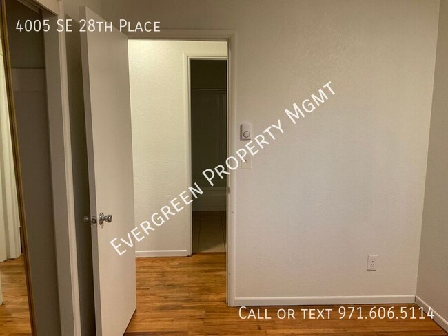 Building Photo - MOVE IN READY! $1,395 2BR/1BA With a Yard ...