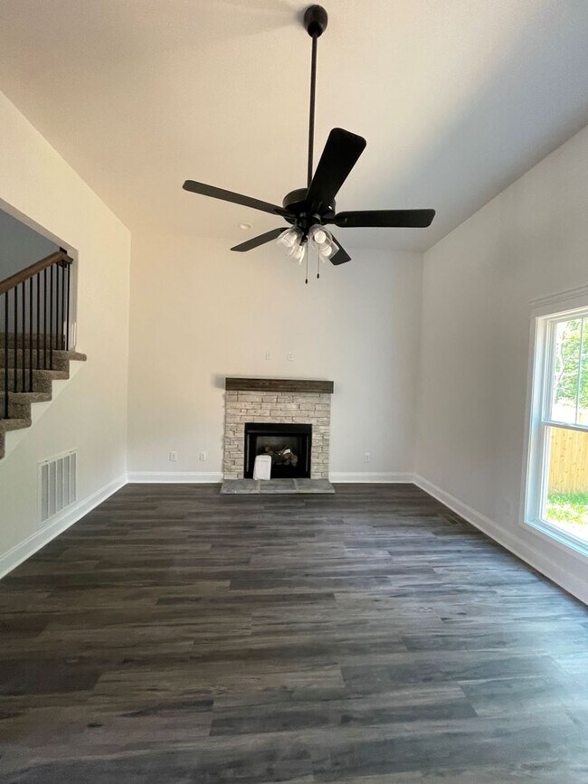 Building Photo - 6 bedroom/3 Baths + Bonus room!  Backs up ...