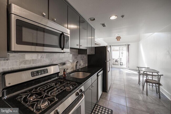 Building Photo - 1814 Christian St