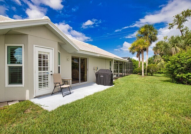 Building Photo - Seasonal Short-Term 2 Bed 2 Bath Heated Pool Villa with a Den in Harrington Lakes at Planation Go...