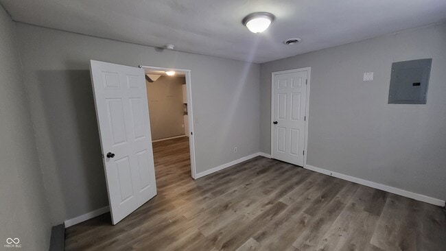 Building Photo - 336 W 6th St