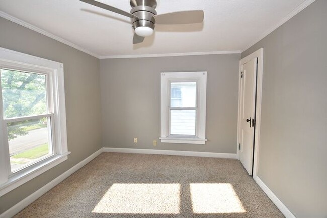 Building Photo - 3 bedroom 1.5 bath home next to IUSB.