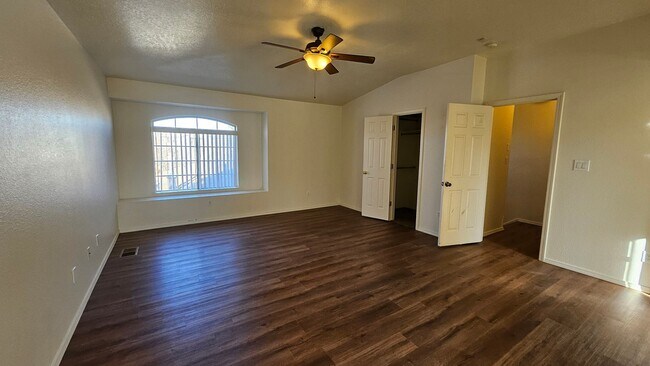 Building Photo - NW 4 Bedroom 2.5 Bath Home Available now!