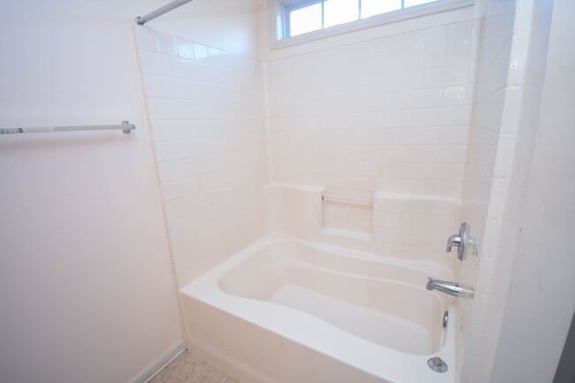 Building Photo - 717 W Perry Rd