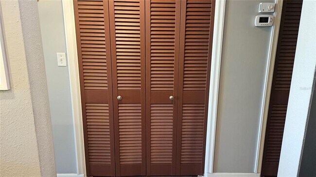 Building Photo - 4575 Cove Cir