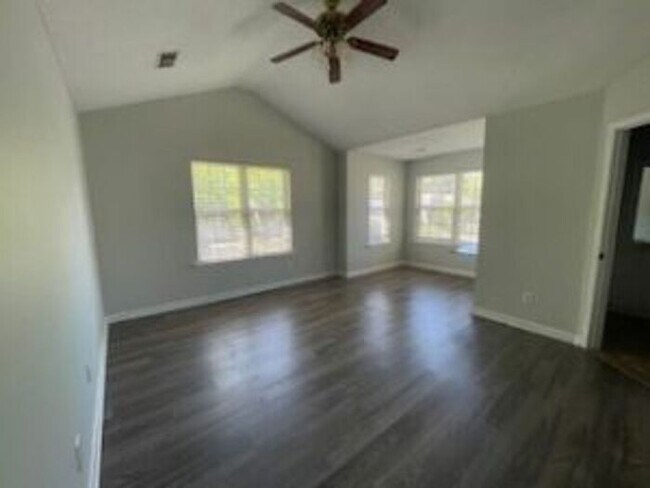 Building Photo - 122 Oak Cove Dr