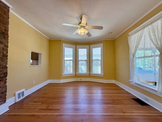 Building Photo - 909 Ouray Ave