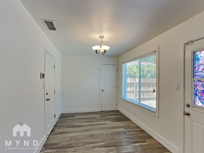 Building Photo - 2428 Drayton Dr