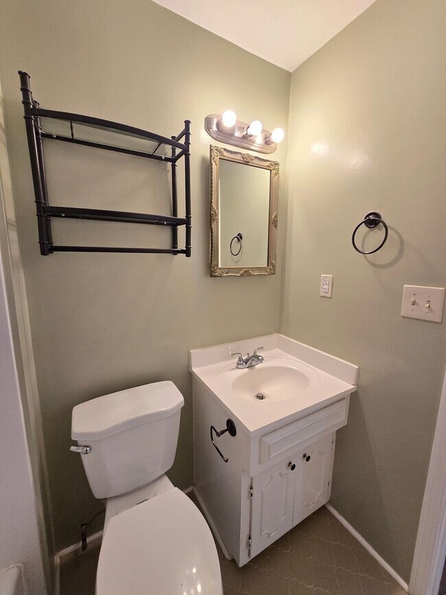 Building Photo - Brick Ranch in the heart of Jeffersontown! Featuring hardwood styled floors, 3 Bedrooms, 1.5 Bath...