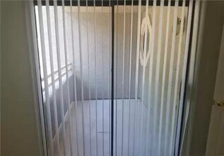 Building Photo - Charming 1st Floor Comdo