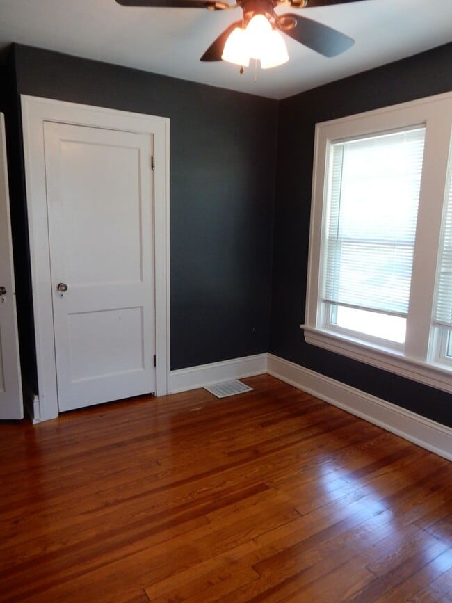 Building Photo - Grandin Court Foursquare convenient to SW ...