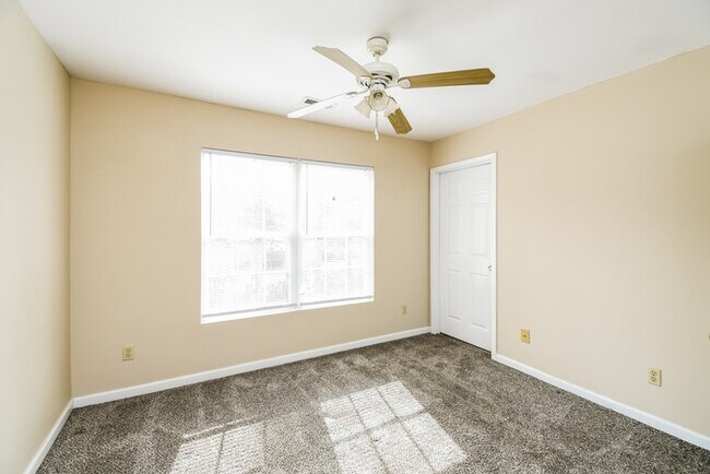 Building Photo - Lovely 2 Story Home