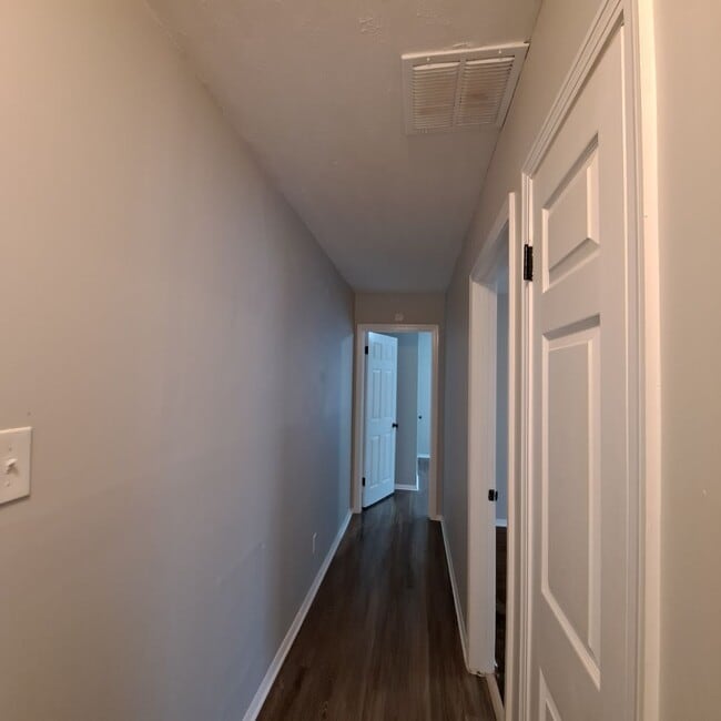 Building Photo - 264 E Holmes Rd