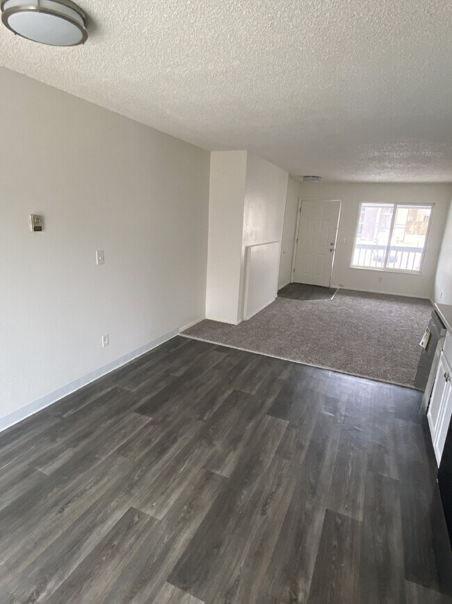 Building Photo - Newly renovated 2 bed/1 bath with views!