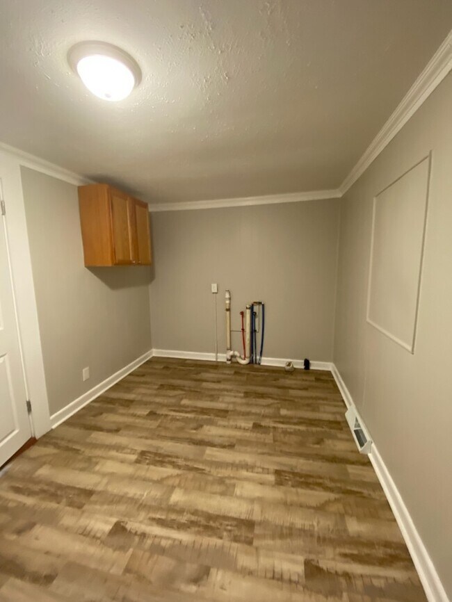 Building Photo - 3 Bedroom, 2 bath Home