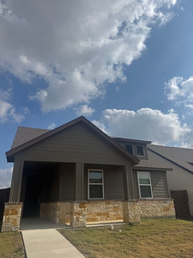 Building Photo - Enclosed Fenced Yard - 3/2/2 - Commuter Friendly