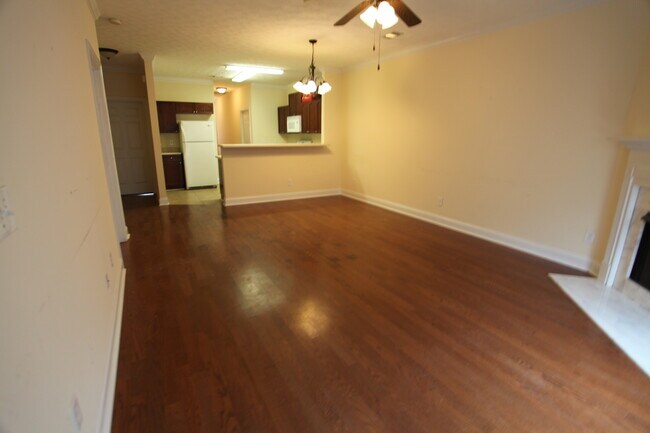 Building Photo - Townhouse Available For Rent December 2025!