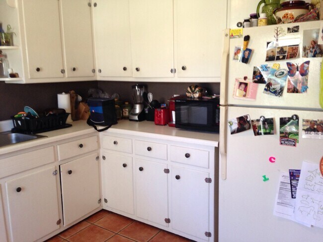 Building Photo - Adorable 2BD/1BA House! Nice Yard! Great L...