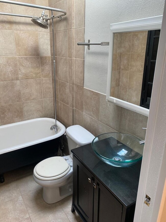 Building Photo - Cozy, charming 2 bedroom in Denver - Available June 1, 2026!