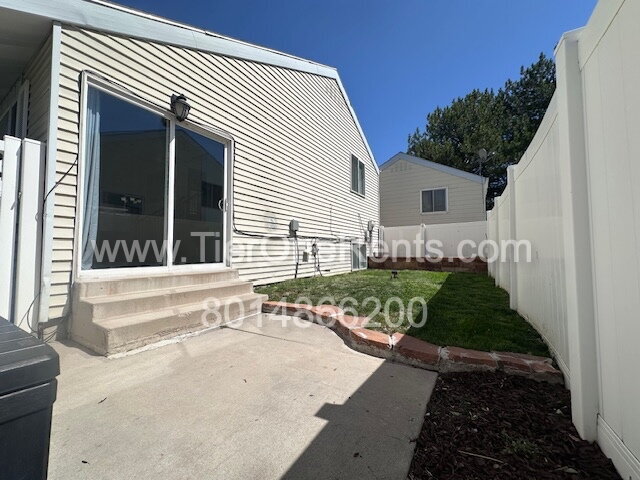 Building Photo - NO DEPOSIT option available for qualified ...