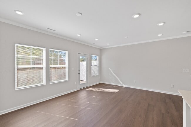 Building Photo - 130 Paramount Dr