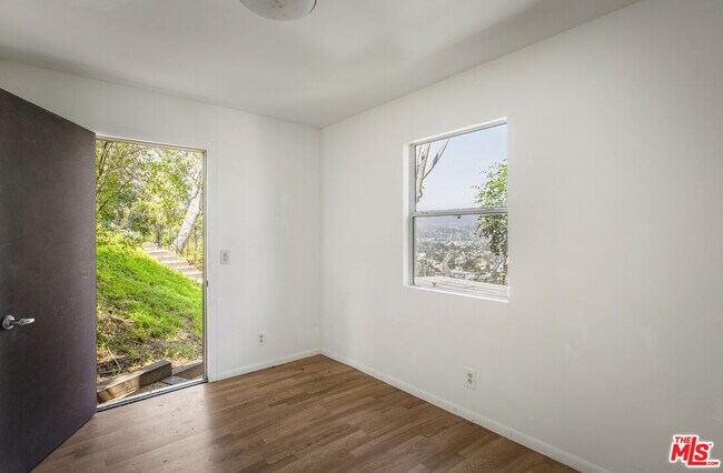 Building Photo - 631 Cross Ave